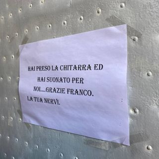 L'ultimo saluto a Franco Gatti, il &quot;baffo&quot; dei Ricchi e Poveri: «Hai preso la chitarra e hai suonato per noi, grazie» (Video)