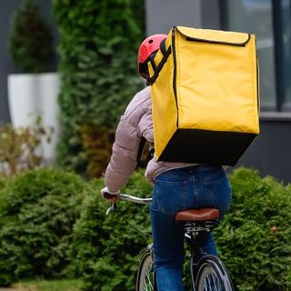 Milano, la sentenza: Deliveroo e Uber paghino contributi ai rider