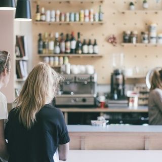 Da oggi pranzi e cene anche al chiuso nei ristoranti e caffè al banco. Riaprono gli stadi. Ecco le nuove regole