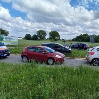 Robecco sul Naviglio: tamponamento all’intersezione con Magenta, tre auto coinvolte