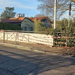 Robecco: automobilista sbatte contro la ringhiera del ponte sul Naviglio Grande e la demolisce