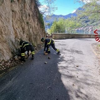 Como: distacco di rocce, strada chiusa