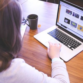 Ragazza si toglie la vita allo Iulm, la lettera dei professori: «Siamo tutti responsabili. La nostra società costruisce un pericoloso cliché di competizione e fallimento»