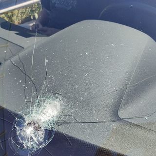 Sassi dal cavalcavia sull'autostrada tra Saronno e Uboldo: auto colpita