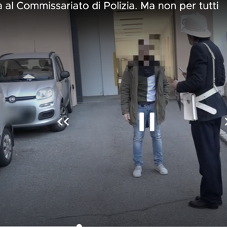 Striscia a Busto: «Fermata vietata al Commissariato, ma non per tutti»