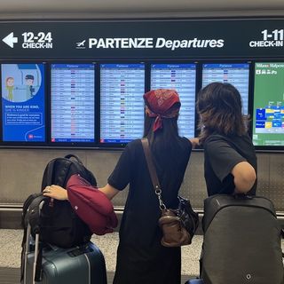 VIDEO E STORIE. Una mattina a Malpensa: tra sconforto e speranze tutti con gli occhi incollati a tabelloni e app. «Scioperare è un diritto, ma anche viaggiare»