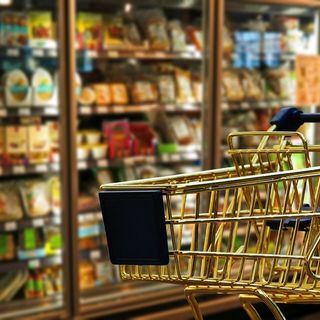 Ecco tutti i negozi che possono restare aperti nella zona rossa che scatta domani e durerà 15 giorni