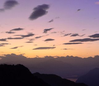Onde orografiche al tramonto lungo le Alpi (foto da Campo dei Fiori - Paolo Valisa)