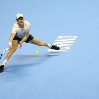 Sinner non si ferma più: battuto Rune, qualificato per le semifinali Atp da primo del girone