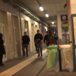 Urtata dal treno e sbalzata sulla banchina, finisce in ospedale in codice rosso