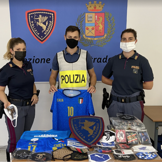 Magliette dei calciatori e gadget contraffatti: la Stradale di Vercelli scopre una stamperia abusiva