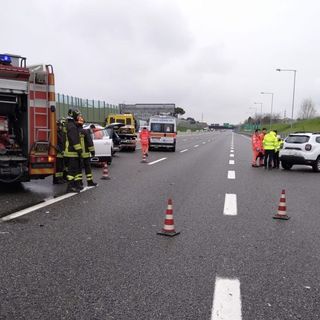 FOTO. Carambola sull'A9 tra Origgio e Saronno: feriti quattro adulti e un bambino