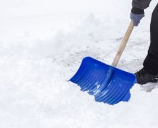 Neve: a Milano traliccio su donna, infarto per uno spalatore