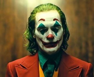 Cernusco sul Naviglio, si tagliano guance alla Joker: ragazza finisce al Pronto Soccorso
