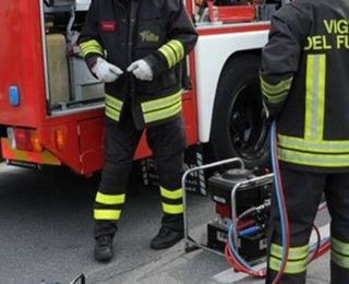 Magenta: dito incastrato nell’anta dell’armadio, ragazzina liberata dai vigili del fuoco