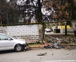 Magenta: auto demolisce il muro della caserma della Polizia Stradale