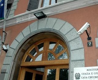 Milano, a San Giuliano Milanese: accoltella il compagno e lo riduce in fin di vita: fermato