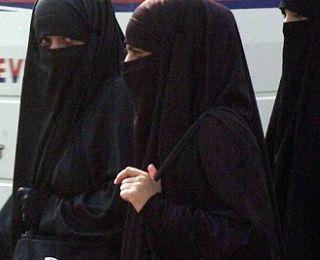 Niente burqa in Svizzera: la destra conservatrice vince il referendum
