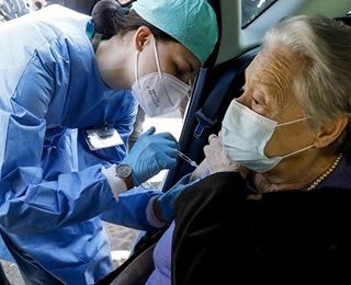 Milano, via al drive through di Trenno: entri in macchina, 5 minuti e sei vaccinato