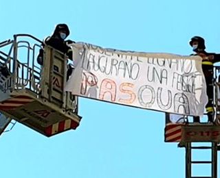 Buona Pasqua alla Pediatria del Fornaroli dai Vigili del Fuoco di Magenta e Legnano