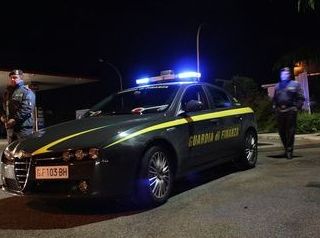 Inveruno: inseguimento nella notte, Porsche si ribalta. Dentro c’erano 22mila euro, occupanti in fuga