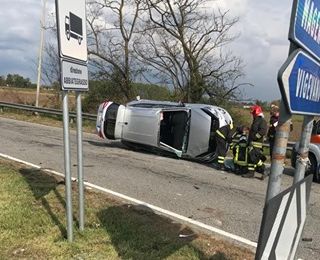 Abbiategrasso: auto ribaltata sulla 526, ferita una donna