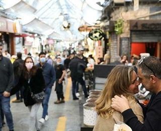 Israele batte Covid: da oggi niente mascherina all’aperto, bar e ristoranti pieni, scuole anche