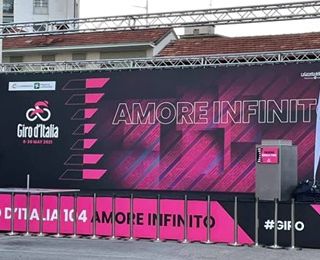 Abbiategrasso vestita a festa.. ha già vinto: onda rosa sulla città, tutto pronto per la partenza del Giro