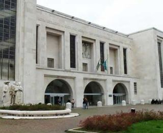 Incursione notturna a Zero Gravity, 19enne si rompe le gambe, finisce a Niguarda in codice rosso