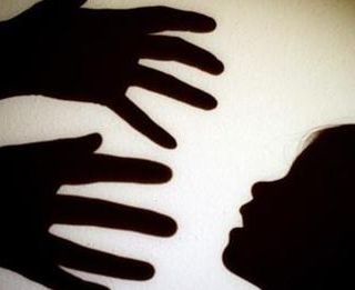 Adescava ragazzine sul web e le violentava: confermati 19 anni. Sentenza esemplare. Ben fatto