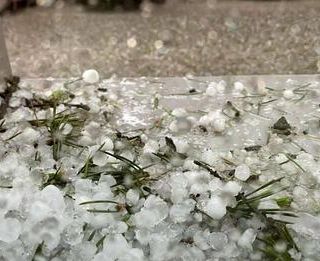 Arluno, pioggia e grandine mandano in panne gli automobilisti. Rozzano: 8 milioni di euro i danni dopo la tempesta di giovedì scorso