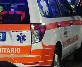 Anziano in auto nel fiume, due passanti lo salvano. Succede a Rozzano