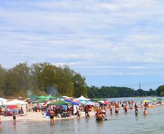 Niente vacanze per il covid? Spiaggette del Ticino prese d’assalto (Foto)
