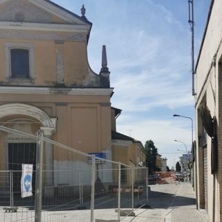 Magenta: caduta rovinosa davanti alla chiesa di San Rocco, ciclista in difficoltà soccorso dai commercianti