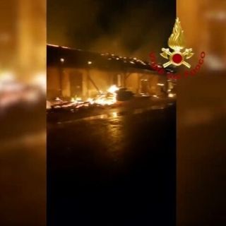 Pavia, rogo ex scalo merci: cantiere sotto sorveglianza costante