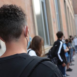 Mentana: «Famiglie, insegnanti e personale scoprono di prima mattina che le scuole riaprono lunedì. Una Babele»