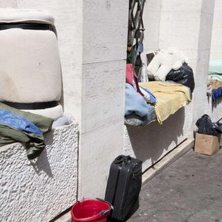 Milano, 23enne senzatetto partorisce ma rinuncia al figlio: ‘Non possiamo mantenerlo&quot;