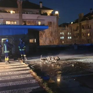 Vandali al parcheggio multipiano di Magenta: incendiato un motorino
