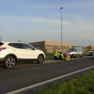 Robecco sul Naviglio: ragazzo in bicicletta da corsa urtato da un’auto sulla SS526, codice giallo al Fornaroli