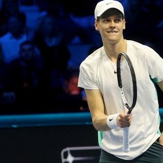 Sinner fa l'impresa: batte per la prima volta Djokovic e &quot;vede&quot; le semifinali delle Atp Finals