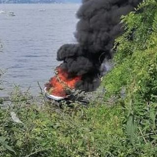 Motoscafo in fiamme sul lago Maggiore: intervengono i vigili del fuoco