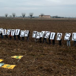 ‘Troppi centri logistici’: flash mob di Legambiente Lombardia