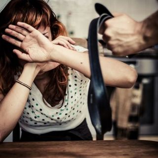 Milano: aggredisce la fidanzata con calci, pugni, morsi e le ruba il cellulare. In manette un 21enne
