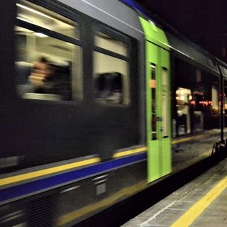 Sputi e calci contro capotreno e passeggero e vetro delle porte sfondato: vandali scatenati sulla linea Milano-Varese