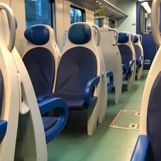«Dammi il tuo numero». Molesta verbalmente una quindicenne in treno e le lancia il telefono