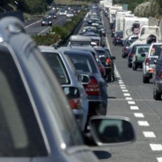 Si butta dal cavalcavia e viene investito: un morto sulla statale 336 di Malpensa