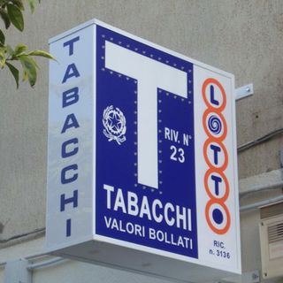 La Federazione Italiana Tabaccai: «Ok l'obbligo di green pass, ma la responsabilità dei controlli non ricada sui negozianti»
