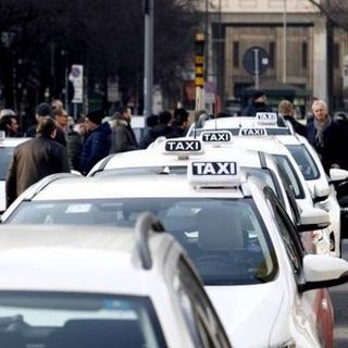 A Milano e in tutta Italia scendono in piazza tassisti e ristoratori