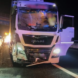 Lodi, scontro Tir-bus nella notte: cinque feriti