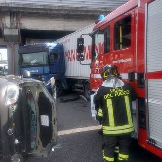 Milano, scontro auto-Tir in Tangenziale: autista estratto da camion